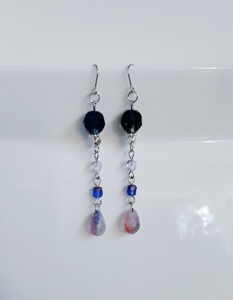 Dark blue purple long swaying earrings, unisex, Czech beads, dangling earrings, gift, cool, can be changed to allergy-friendly earrings or Clip-On - ต่างหู - แก้ว สีน้ำเงิน