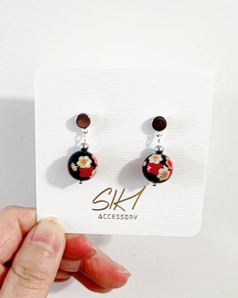 Round Post Earrings with Black Japanese Painted Beads Earrings - ต่างหู - โลหะ สีเงิน