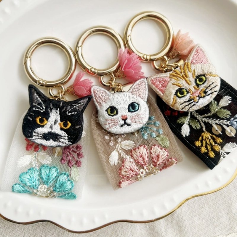 猫刺繍とインドリボンのキーリング - 胸針 - 棉．麻 粉紅色