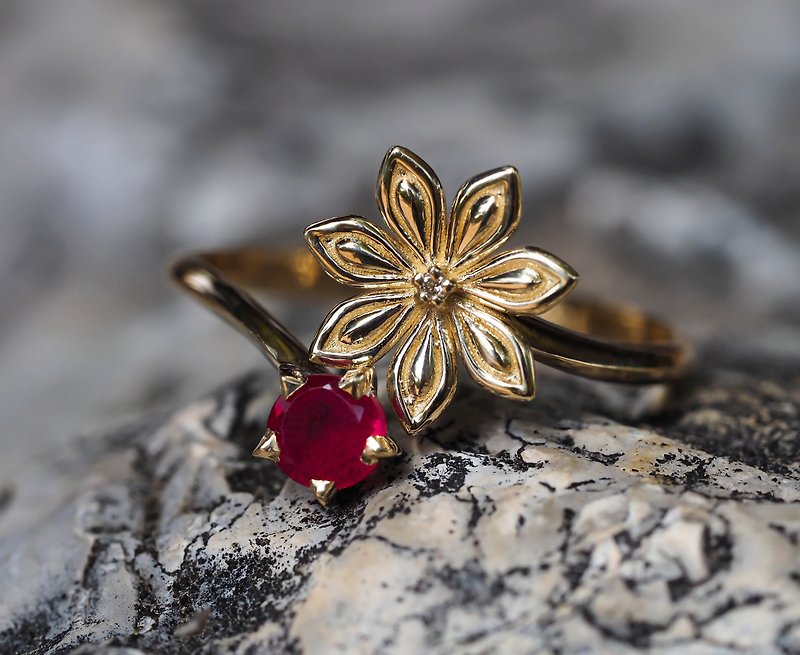 Star Anise Flower gold ring with ruby and diamond