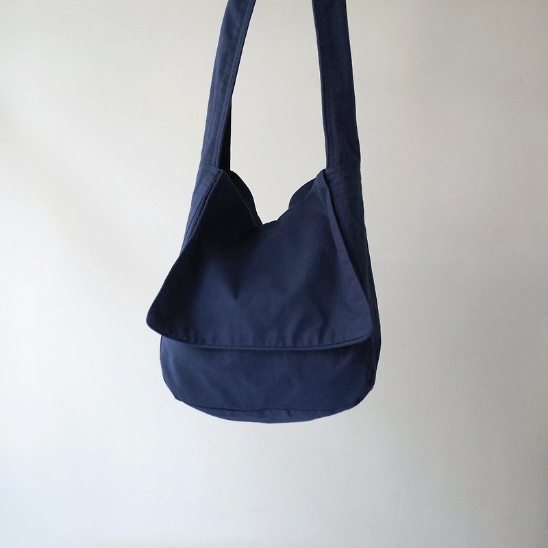 Tote Bag - Navy Peony - กระเป๋าแมสเซนเจอร์ - ผ้าฝ้าย/ผ้าลินิน สีน้ำเงิน