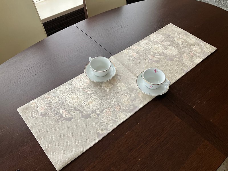 100% silk Japanese style embroidered table runner - ผ้ารองโต๊ะ/ของตกแต่ง - ผ้าไหม ขาว