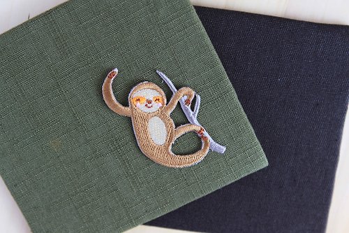 猴猴玩花樣 頑皮小樹懶-自黏繡布貼大樹懶系列