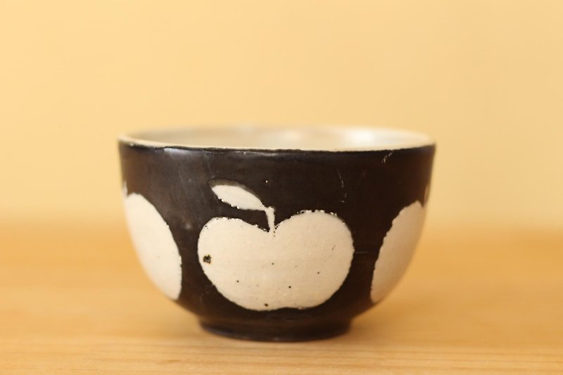 K-like screen. Small bowl with black apple pattern - ถ้วยชาม - ดินเผา 