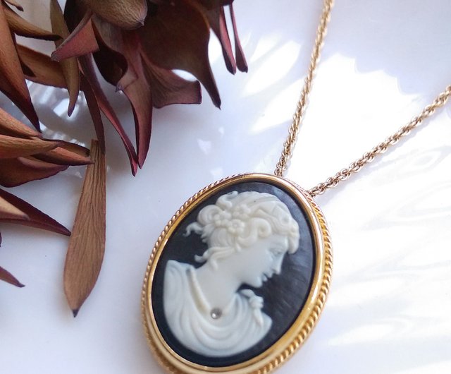 Vintage avon cameo on sale necklace