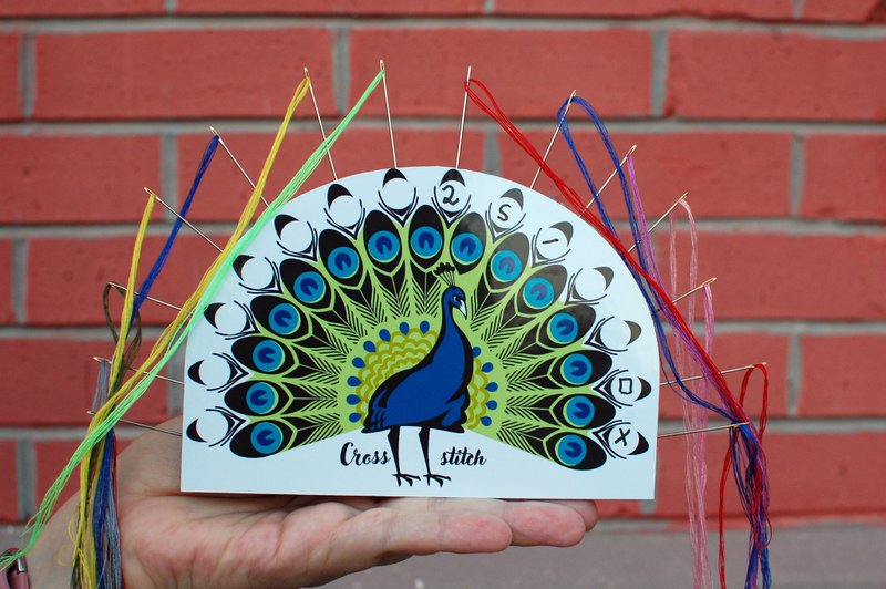 Reusable floss organizer 14 positions Peacock Needle minder for cross stitch kit - กล่องเก็บของ - วัสดุอื่นๆ 