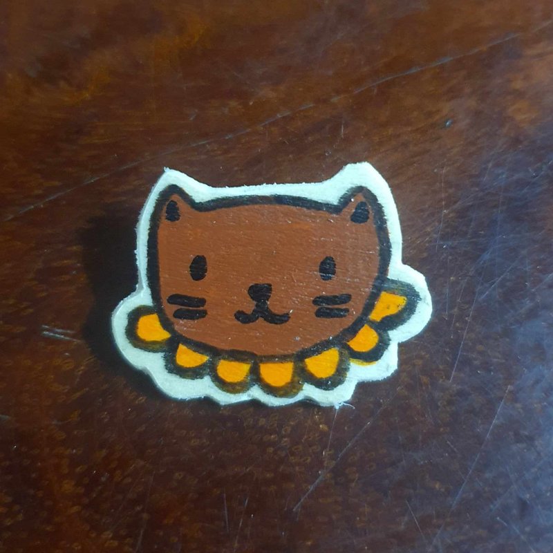 Flower Cat Handmade Wooden Pin - เข็มกลัด - ไม้ สีนำ้ตาล