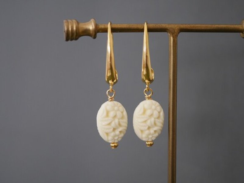 [Limited quantity] Flower pattern oval hoop earrings - Earrings & Clip-ons - Gemstone 