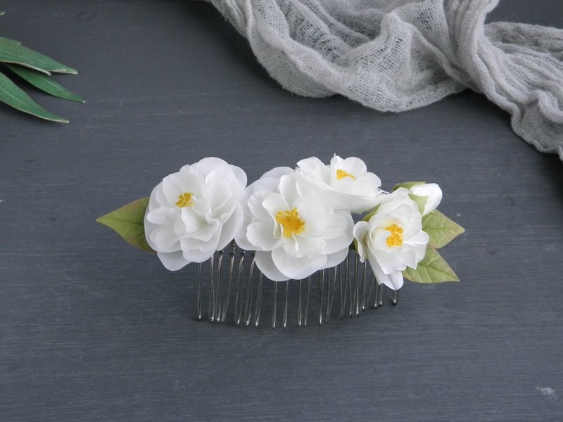 White flowers hair comb Sakura headpiece Floral wedding hair piece - 髮圈/髮夾 - 其他材質 白色