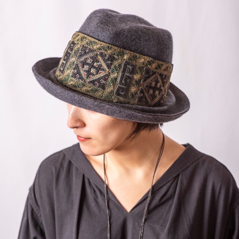 使用了越南黑苗族人的高貴立體刺繡的帽子  Black Hmong' Pride - 帽 - 羊毛 灰色