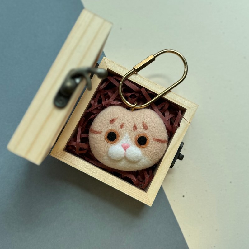 Cream Cat Charm Handmade Wool Felt Keychain - พวงกุญแจ - ขนแกะ 