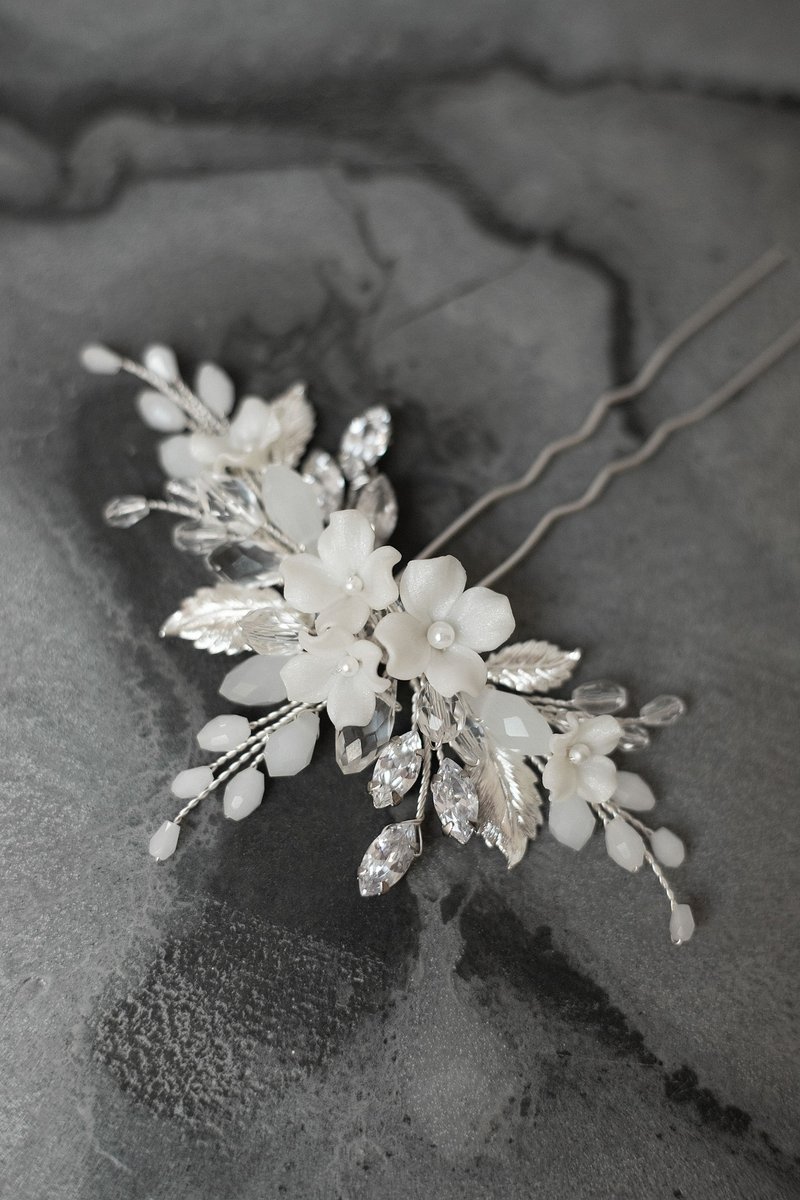 White floral hair pin for bride, Flower bridal hairclip - 髮夾/髮圈 - 黏土 白色