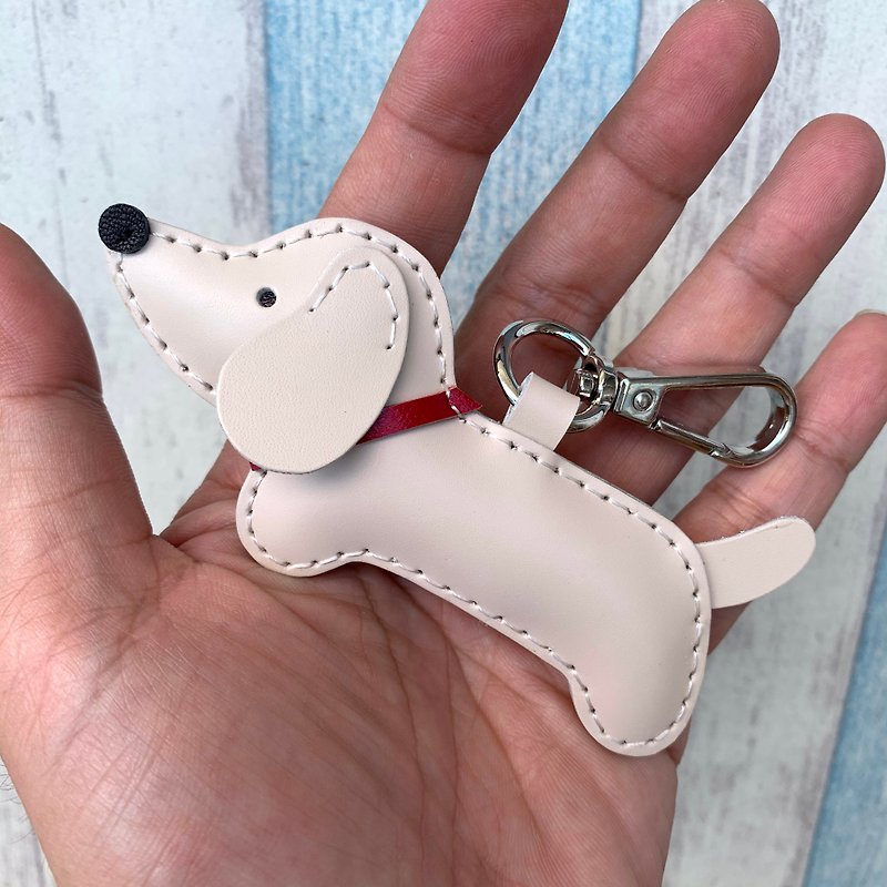 Healing small things beige cute dachshund dog hand-stitched leather keychain small size - ที่ห้อยกุญแจ - หนังแท้ สีกากี