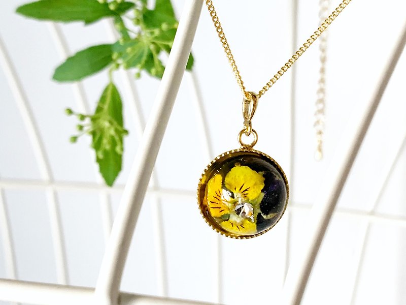 Necklace (15mm) containing a yellow mini viola (pansy) with a small happiness flower language - Necklaces - Resin Yellow