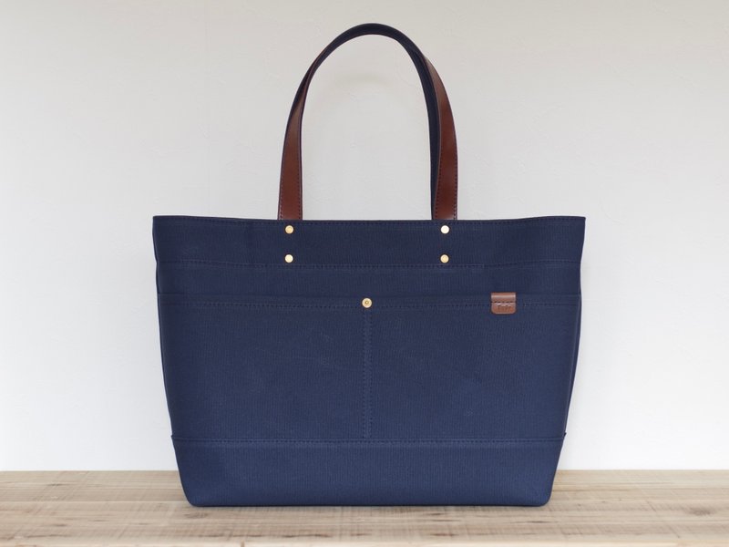 Leather handle canvas tote bag A4 landscape with navy outer pocket - กระเป๋าถือ - ผ้าฝ้าย/ผ้าลินิน สีน้ำเงิน