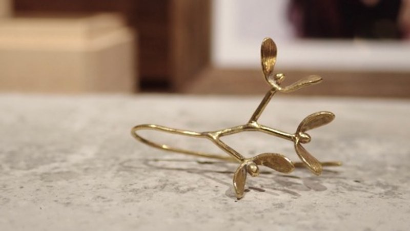 mini Mi-Mistletoe Brass Fook Earring - 耳環/耳夾/耳骨夾 - 其他金屬 金色