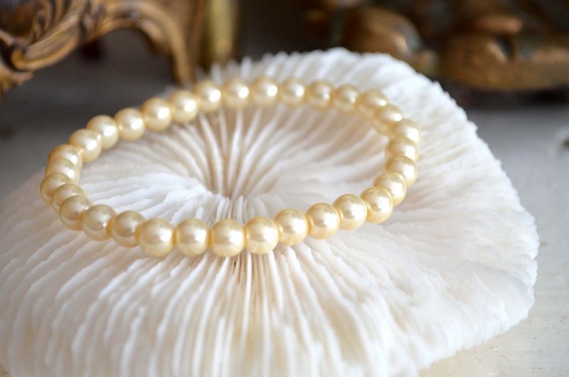Beige resin pearl elastic bracelet, noble lady, noble and elegant Japanese second-hand medieval jewelry vintage - Bracelets - Gemstone Gold