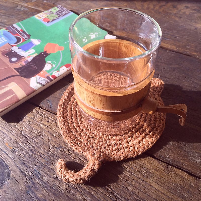 找回最初的感動編織貓咪背影杯墊  咖啡色單片 - 杯墊 - 棉．麻 咖啡色