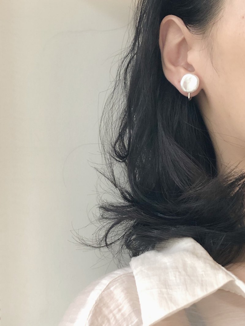 *Clip type / sterling silver simple with strong light special-shaped round pearl earrings - ต่างหู - ไข่มุก ขาว