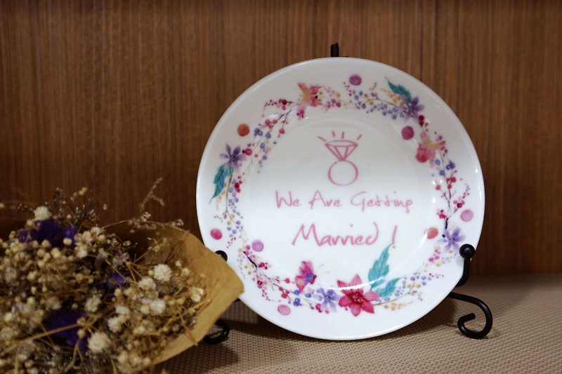 Customized gift-pink wreath, 5-inch bone china plate with plate stand, wedding gift - ของวางตกแต่ง - เครื่องลายคราม ขาว