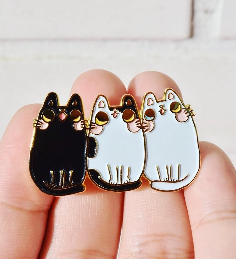 Meatball Metal Badge/Black and White Three Meow Group/Heterochromatic Pupil White Cat - Badges & Pins - Other Metals 