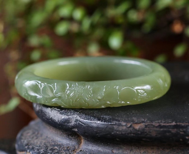 Natural Hetian jade belt emerald carved bracelet exquisite carving upper body simple and generous circle mouth 56.4 - สร้อยข้อมือ - หยก 