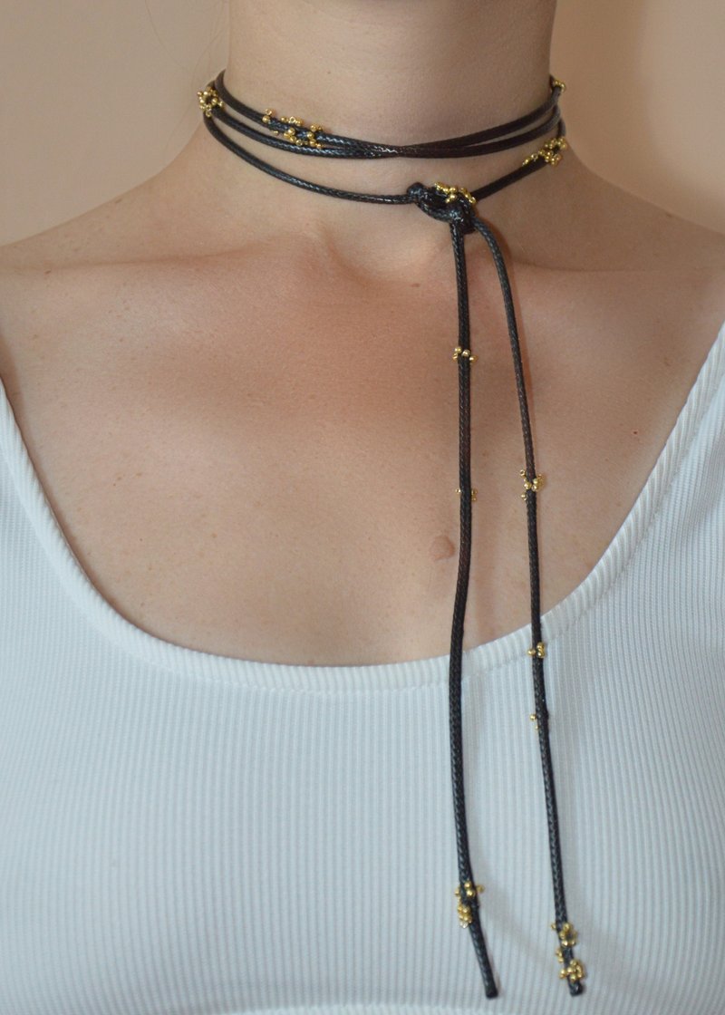 Cord choker with golden seed beads - 項鍊 - 聚酯纖維 黑色
