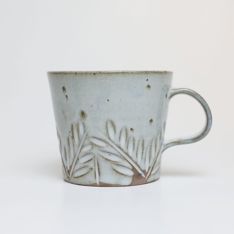明芽窯 l 柴燒萩釉鐵斑刻紋咖啡杯 - 咖啡杯/馬克杯 - 陶 白色