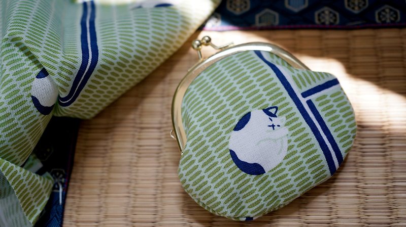 Cat/coin purse/mouth gold bag/cat sleeping on tatami with small mouth gold bag - กระเป๋าใส่เหรียญ - ผ้าฝ้าย/ผ้าลินิน 