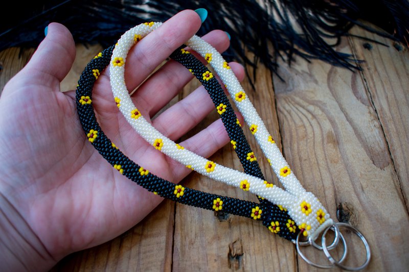 Sunflower keychain Sunflower lanyard Beads keychain Black keychain - 鑰匙圈/鑰匙包 - 其他材質 黑色