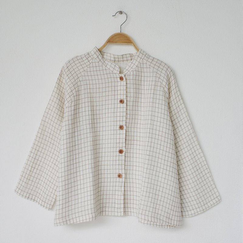 Brown grid shirt with wooden button / slope shoulder / 100% soft cotton - เสื้อเชิ้ตผู้หญิง - ผ้าฝ้าย/ผ้าลินิน ขาว