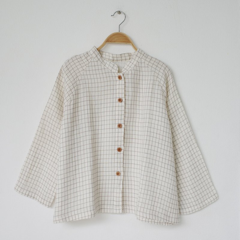 Brown grid shirt with wooden button / slope shoulder / 100% soft cotton - 女襯衫 - 棉．麻 白色