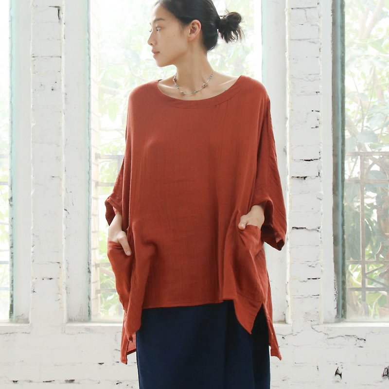 OMAKE wide-fitting top with big pockets/double-layer gauze brick red - เสื้อผู้หญิง - ผ้าฝ้าย/ผ้าลินิน สีแดง