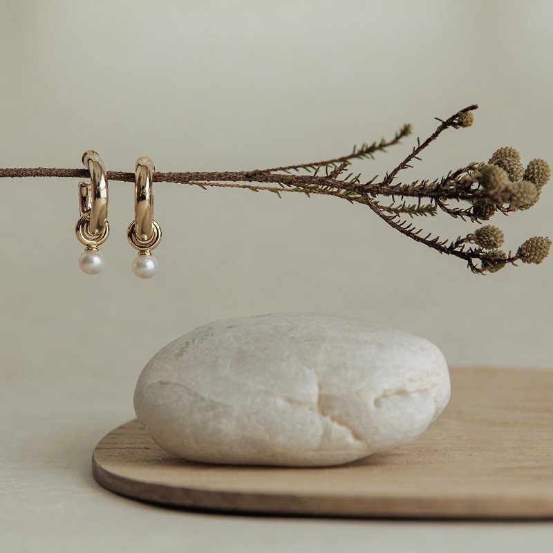 pearl motif hoop earrings - ต่างหู - โลหะ สีทอง