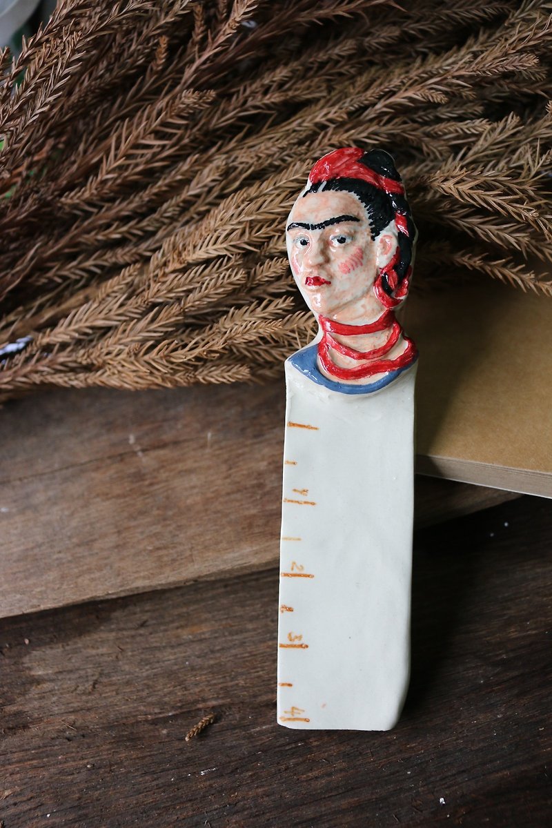 Ceramic Ruler Frida Kahlo  - 花瓶/陶器 - 陶 紅色