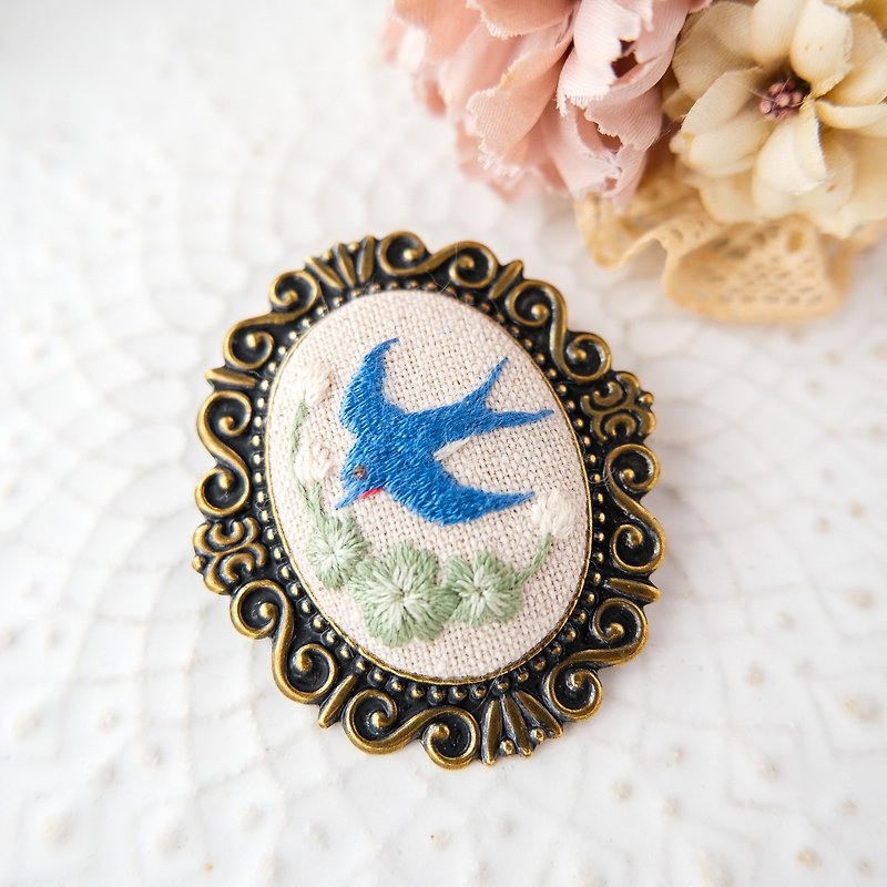 Forest friends brooch swallow - Brooches - Thread Blue