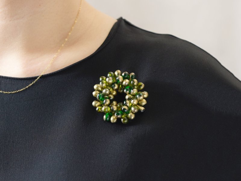 重新推出・現貨供應【胸針・S尺寸】綠色花圈 綠色與金色 - 心口針/胸針 - 玻璃 綠色