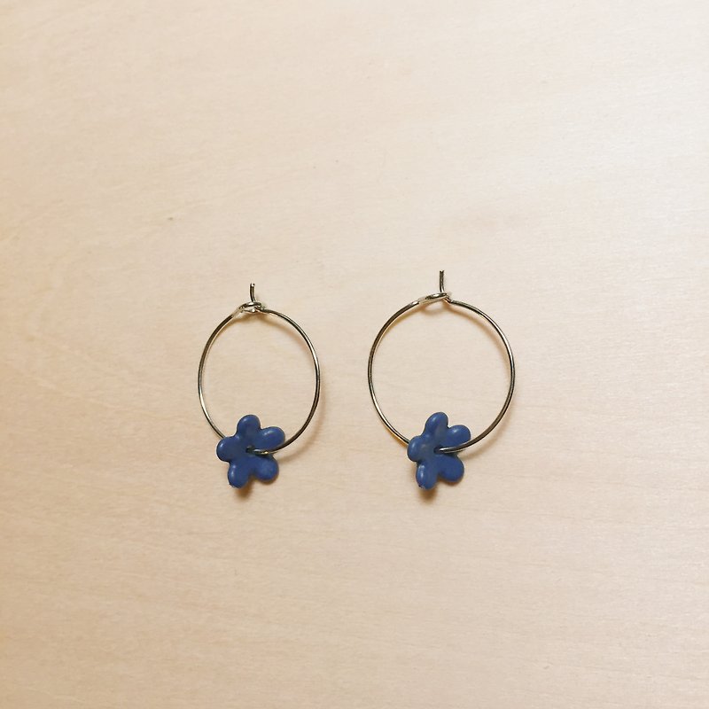 Retro mini dark blue flower earrings