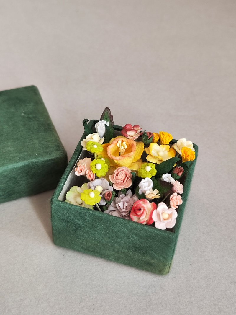 Paper flower, mulberry paper boxes, paper flowers, size 5x5x3 cm. green color - Wood, Bamboo & Paper - Paper Green