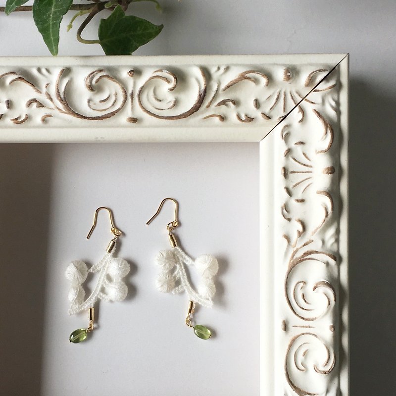【Birthstone in August】 White cotton branch with Peridot - Earrings & Clip-ons - Gemstone Green
