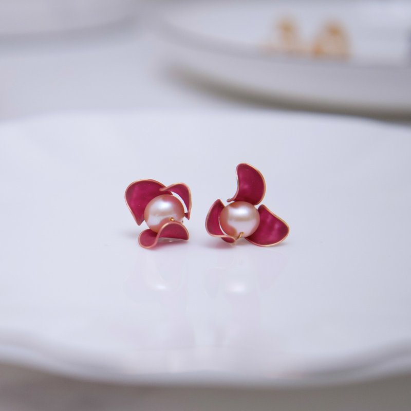 【含苞待放-深邃紅】 貼耳式耳環 | 水晶花飾品 - 耳環/耳夾/耳骨夾 - 樹脂 紅色