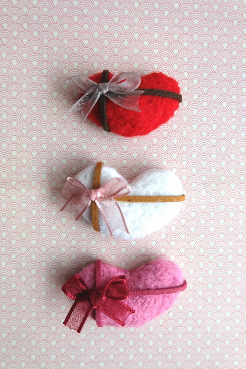 sleeping original handmade shop Valentine's Day [Gift of Love] Brooch/Fridge Magnet - Brooches - Wool Multicolor