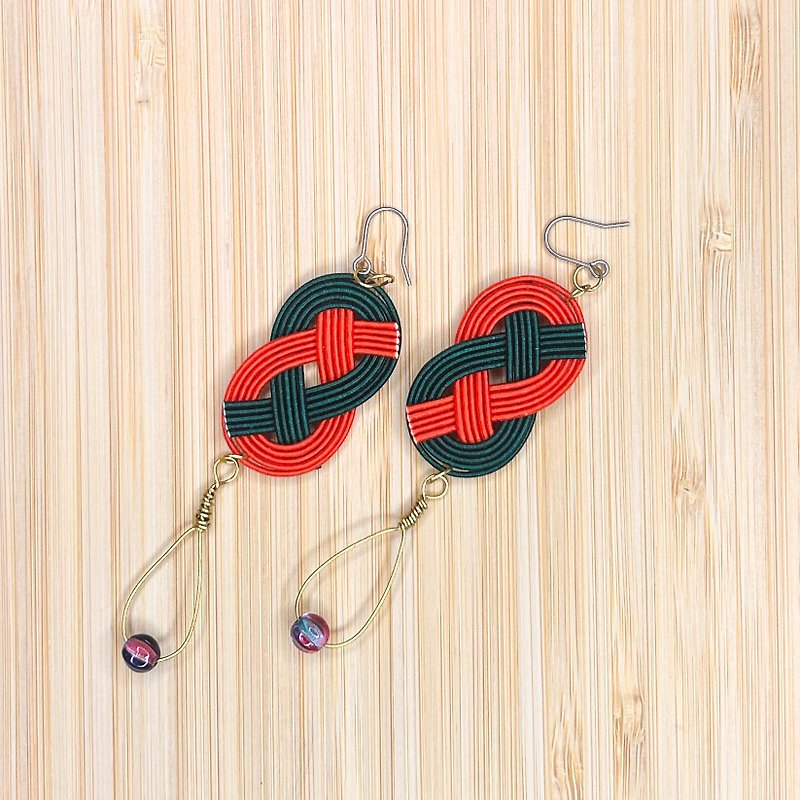 [Mizuhiki] Dakiwaji knot [Earrings] [Clip-On] [Drops] [Asymmetric] [Orange] [Dark green] - Earrings & Clip-ons - Paper Green