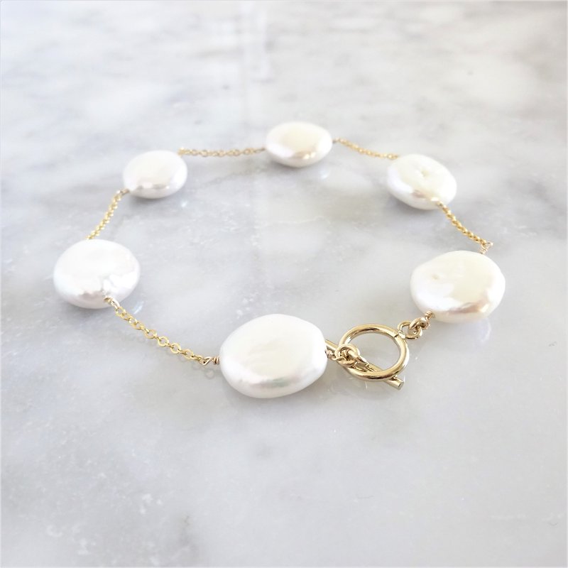 14kgf*coin Freshwater pearls station bracelet - 手鍊/手鐲 - 寶石 白色