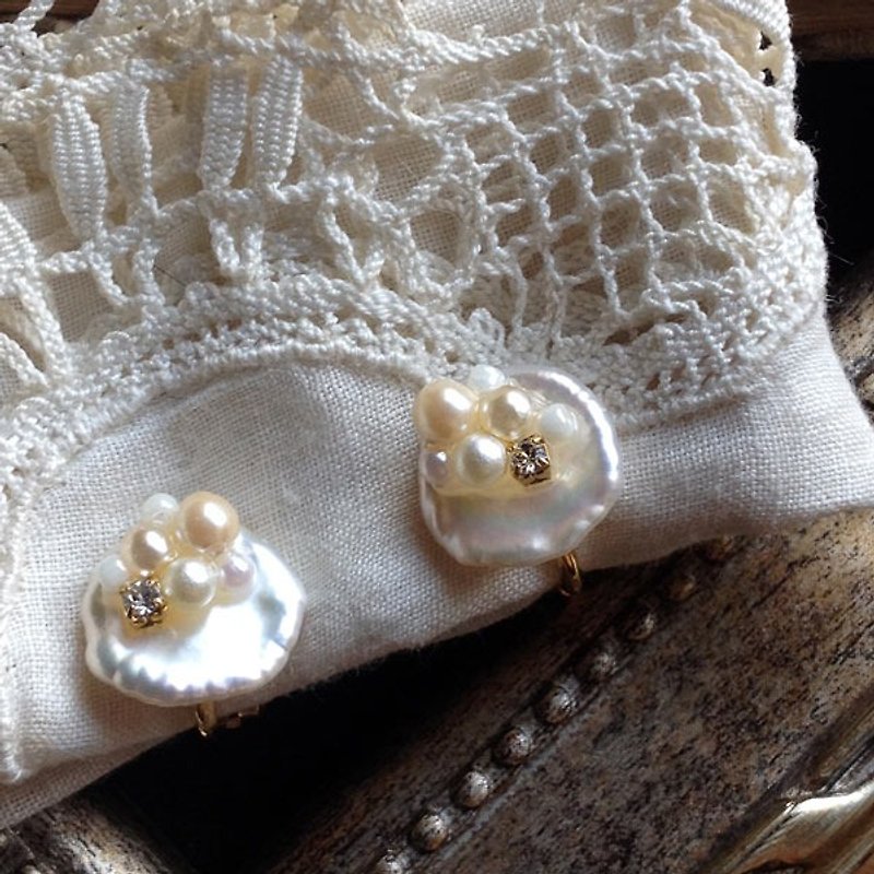 16KGP freshwater pearl × vintage pearl ear clip * 16KGP Fresh water Keshi Pearl × vintage pearl Hitotsuri Earring * Ear iris - ต่างหู - เครื่องเพชรพลอย ขาว