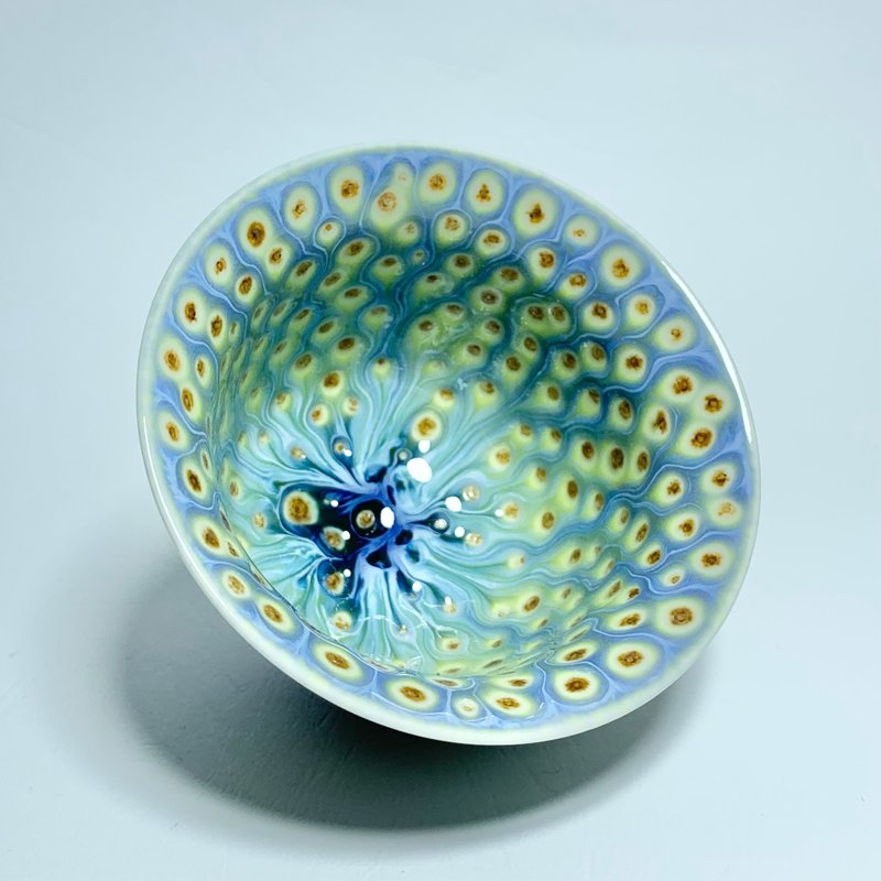 Peacock teacup / Taiwan pottery artist Yu-ning, Chiu - ถ้วย - เครื่องลายคราม หลากหลายสี