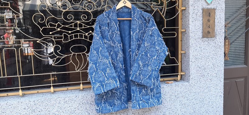 AMIN'S SHINY WORLD Washed denim mustard damaged fallen leaves all-over jacquard KIMONO - เสื้อโค้ทผู้ชาย - ผ้าฝ้าย/ผ้าลินิน สีน้ำเงิน