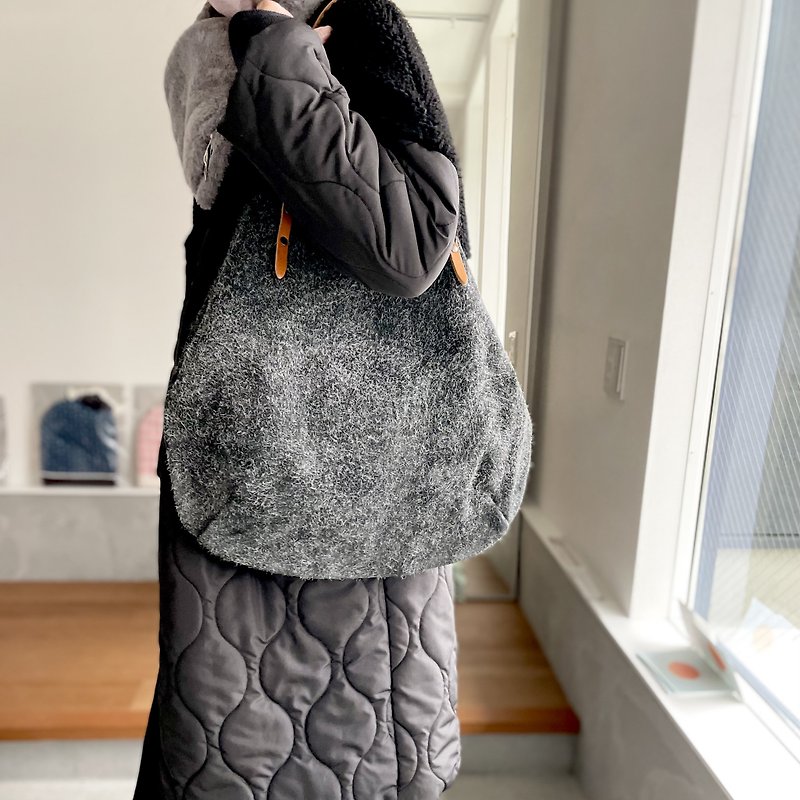 Genuine leather Angola velor and extra-thick oil-nume round tote bag [Charcoal Gray] - กระเป๋าถือ - หนังแท้ สีเทา