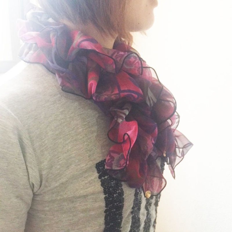 Ballett Kyoto Elegant paisley pattern ruched scarf made of soft chiffon fabric - ผ้าพันคอ - เส้นใยสังเคราะห์ สีแดง