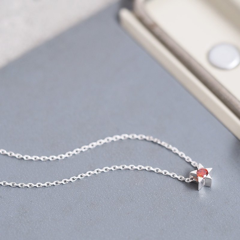 Garnet tiny star necklace Silver 925 - สร้อยคอ - โลหะ สีแดง
